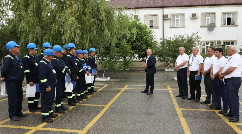 azeriqaz-emekdashlarin-ish-sheraitini-davamli-olaraq-yaxshilashdirmaga-chalishir-foto