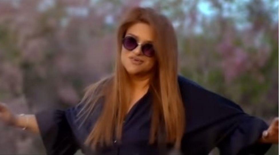 bacisi-xumar-qedimovanin-mahnisini-oxudu-video