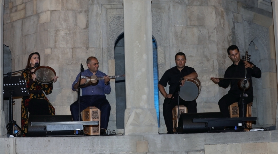 icherisheherde-bashlayan-mugam-marafonu-gece-saatlarinda-da-maraqla-dinlenilir