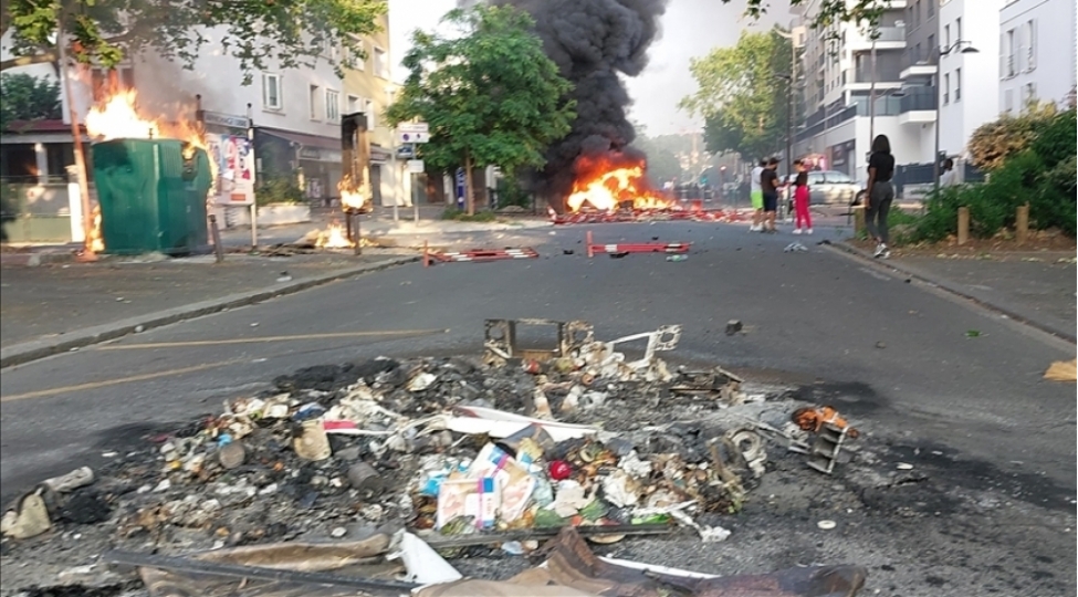 fransada-17-yashli-gencin-olumune-etiraz-olaraq-igtishashlar-pik-hedde-chatib-video