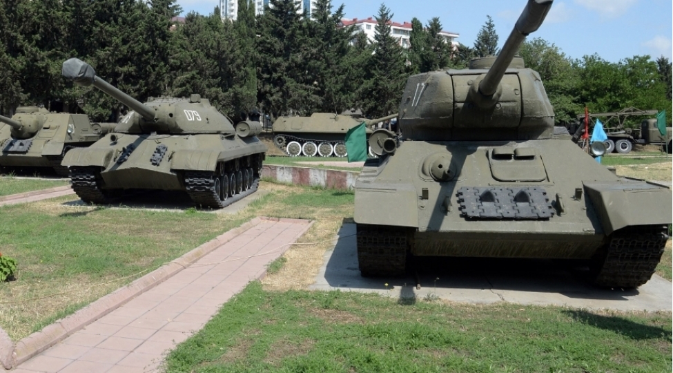 herb-tarixi-muzeyinin-achiq-sema-altindaki-ekspozisiyasinda-130-a-yaxin-texnika-numayish-olunur