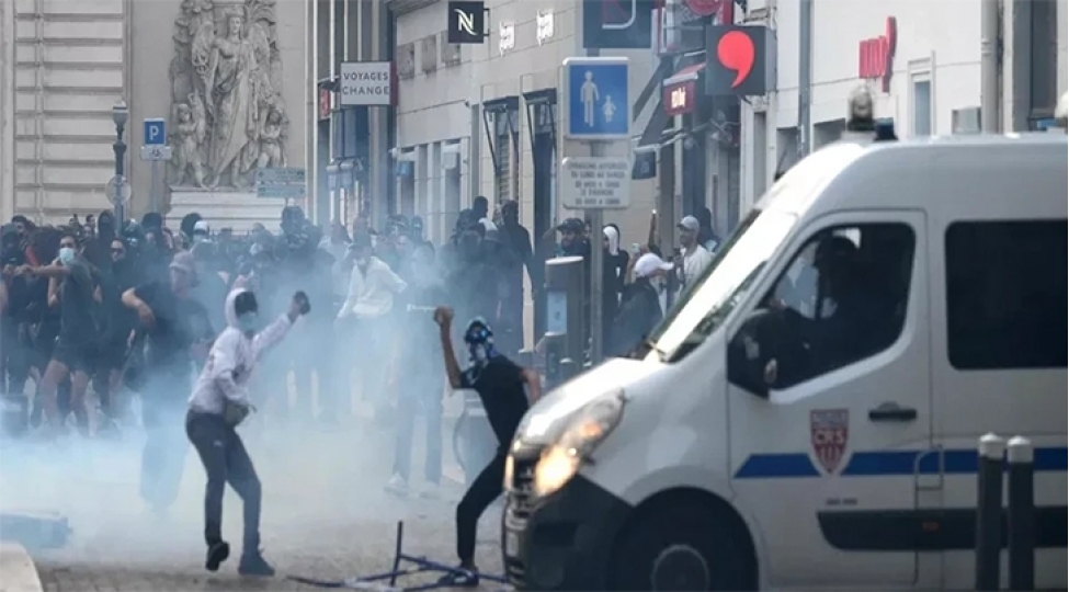 marselde-polisle-etirazchilar-arasinda-toqqushma-bash-verib