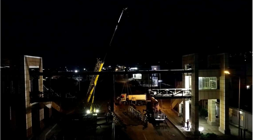 piyada-kechidinde-aparilan-temir-berpa-ishleri-davam-edir-video