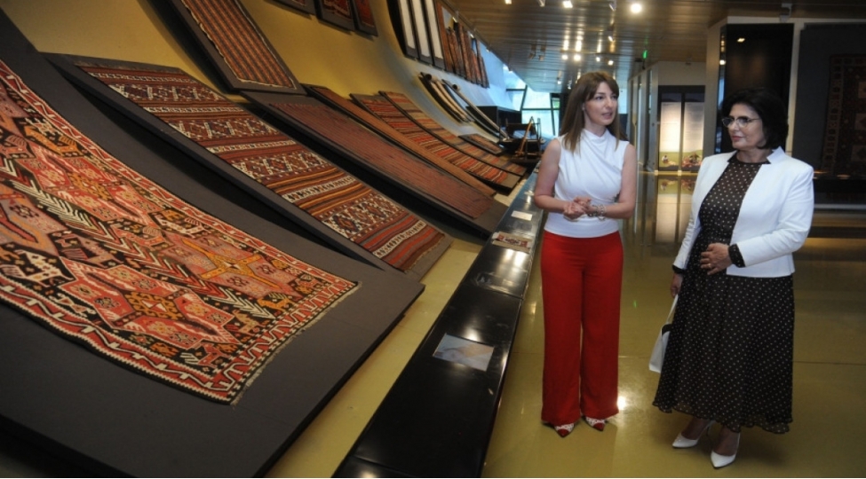 albaniyanin-birinci-xanimi-xalcha-muzeyi-ile-tanish-olub