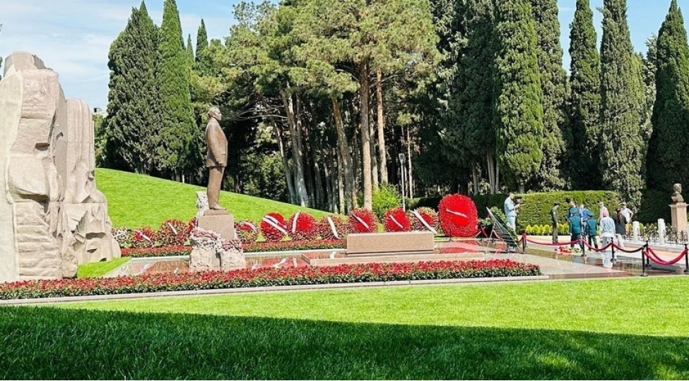 xin-in-rehberliyi-fexri-xiyabanda-heyder-eliyevin-mezarini-ziyaret-edib