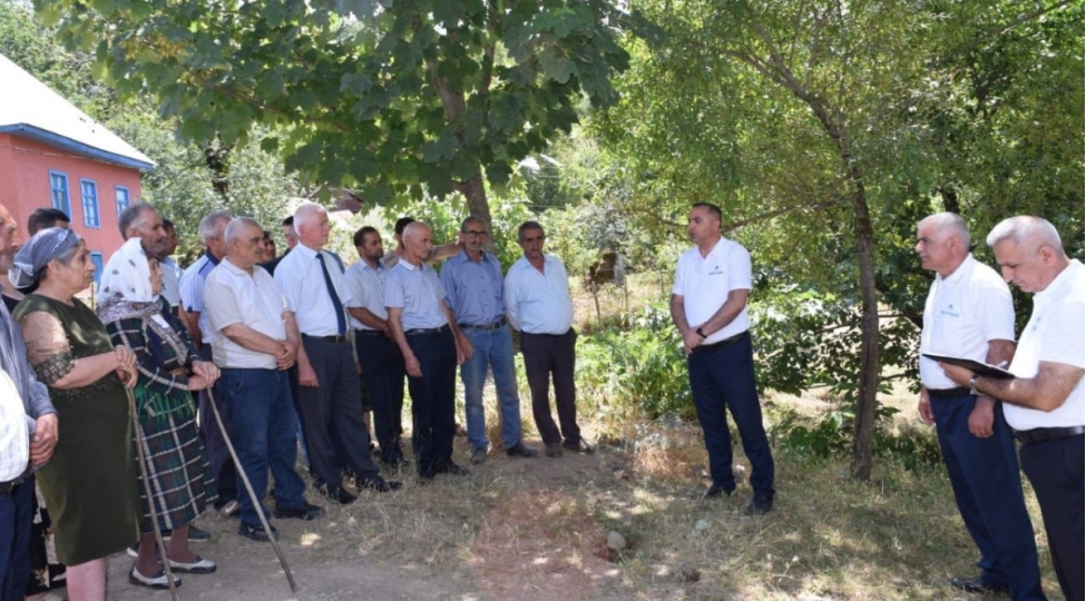 azeriqazin-achiq-mikrofon-aksiyasi-heftelik-ishine-lerikden-bashlayib