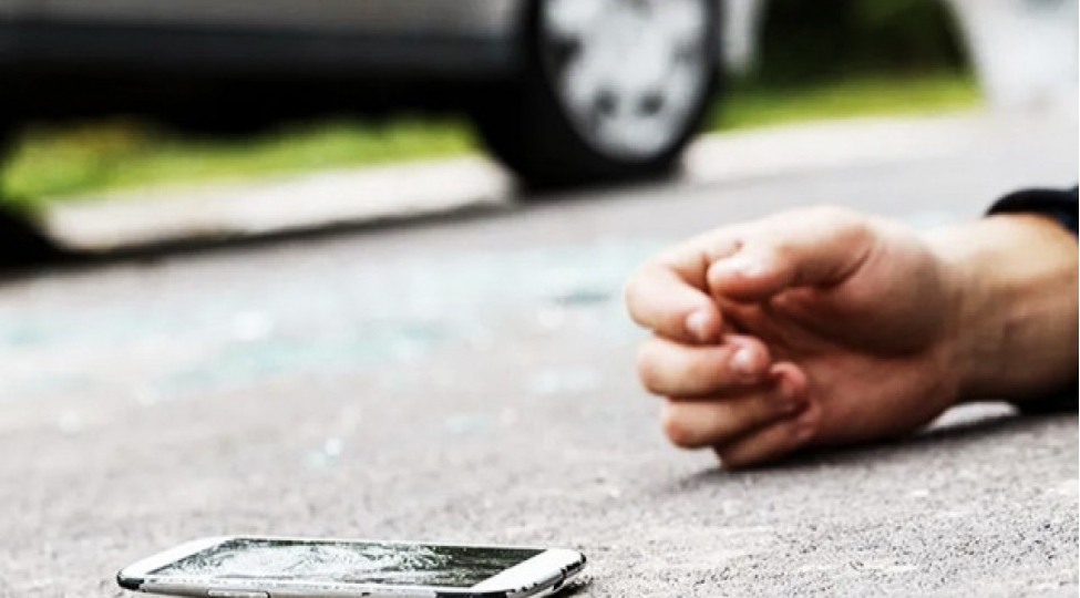 bakida-avtomobil-piyadani-vuraraq-oldurub-video