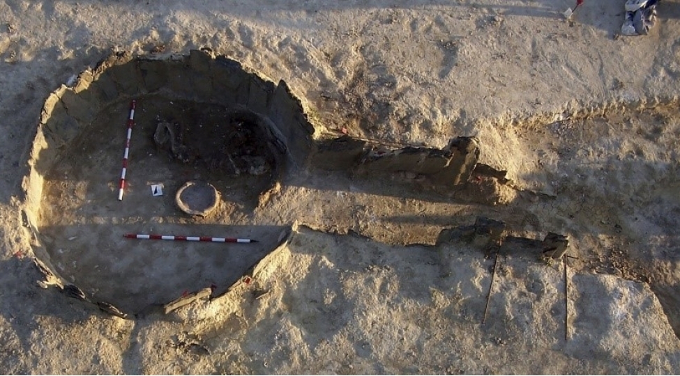 sen-deme-qedim-debdebeli-mezar-kishiye-aid-deyilmish