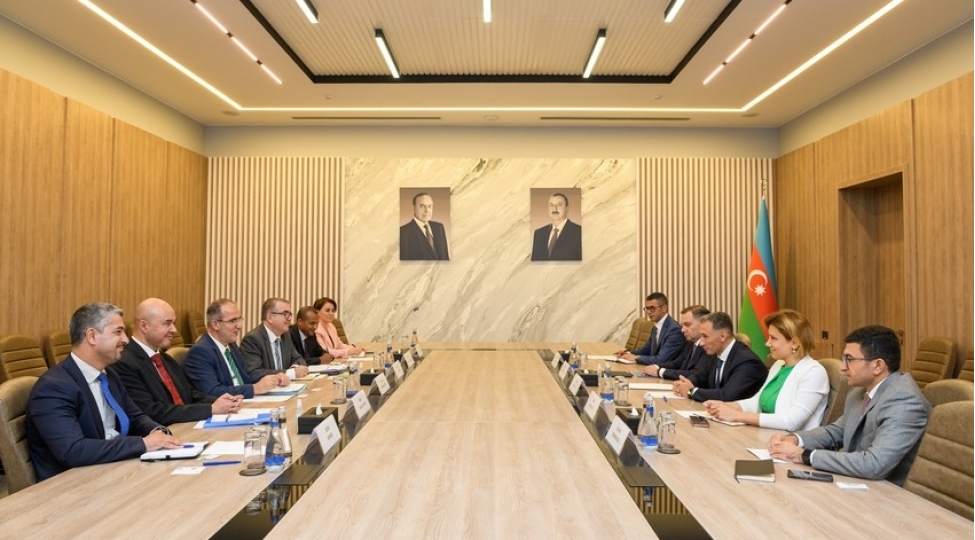 azerbaycanla-idb-neqliyyat-ve-ikt-sahesinde-emekdashligi-muzakire-edib