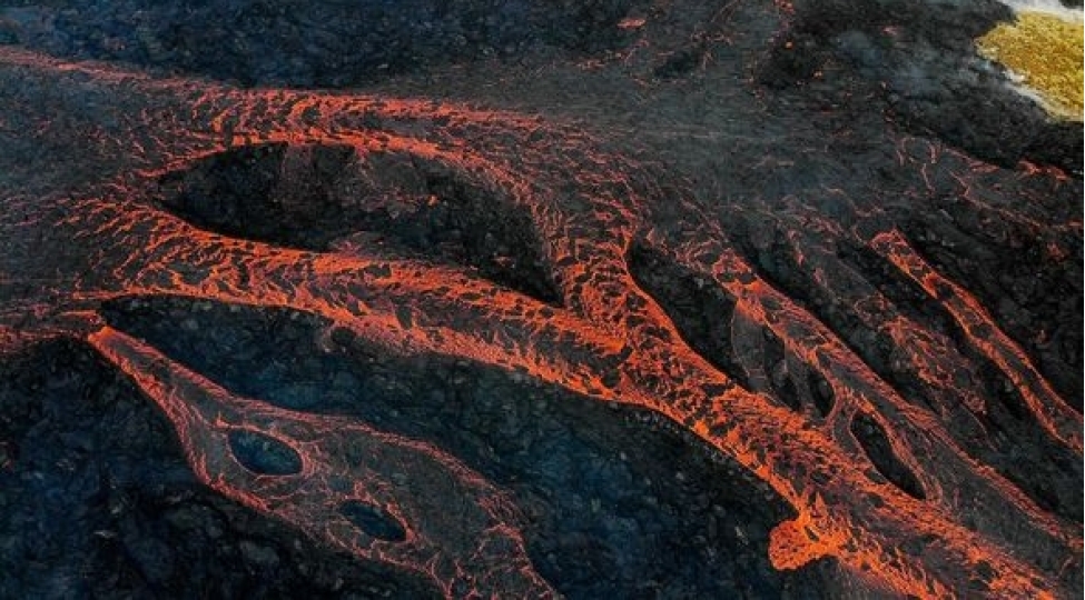 islandiyada-guclu-zelzeleden-sonra-vulkan-puskurub