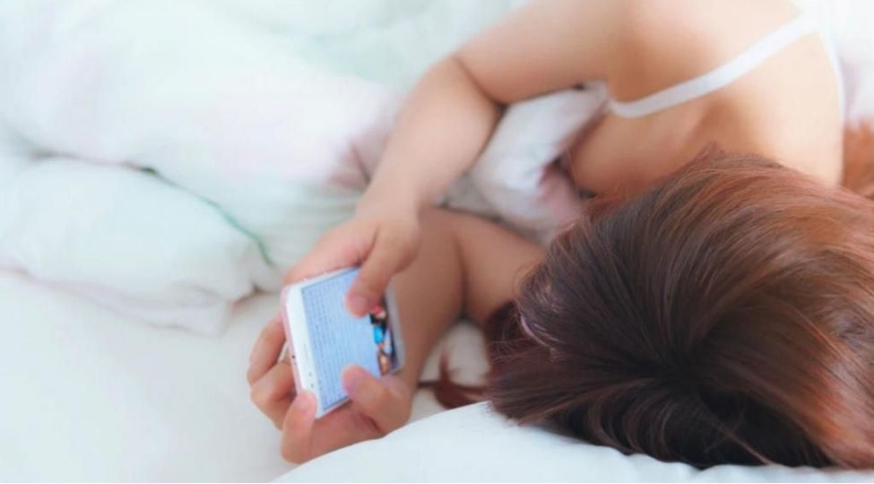 seher-oyanan-kimi-telefona-baxmaq-tehlukelidir