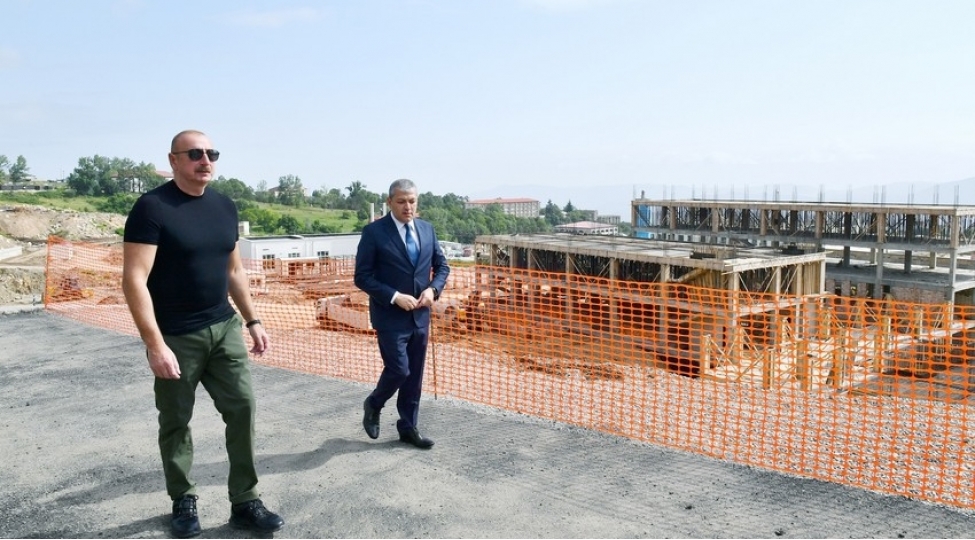 prezident-ilham-eliyev-shusha-sheher-xestexanasinin-binasinda-tikinti-ishlerinin-gedishi-ile-tanish-olub-foto