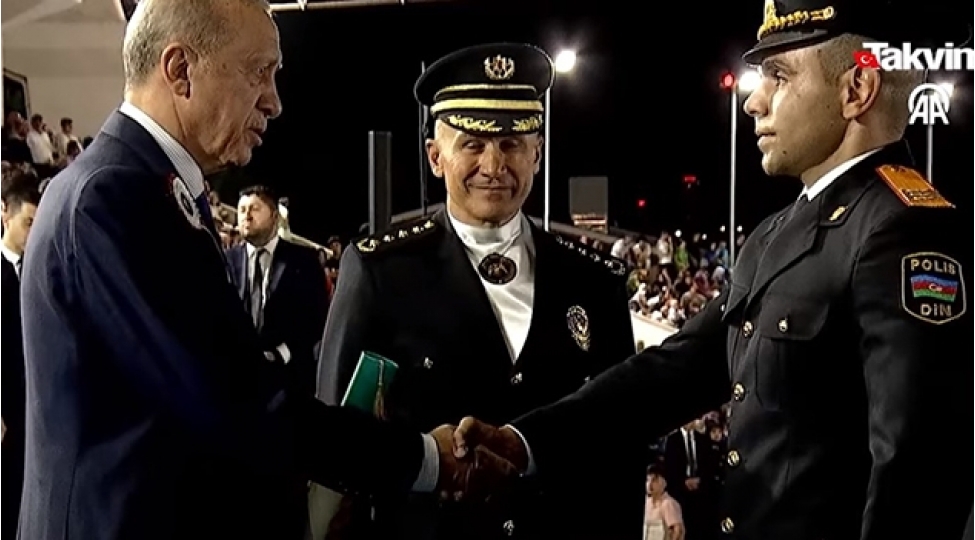 erdoganin-azerbaycanli-polisle-maraqli-dialoqu-video