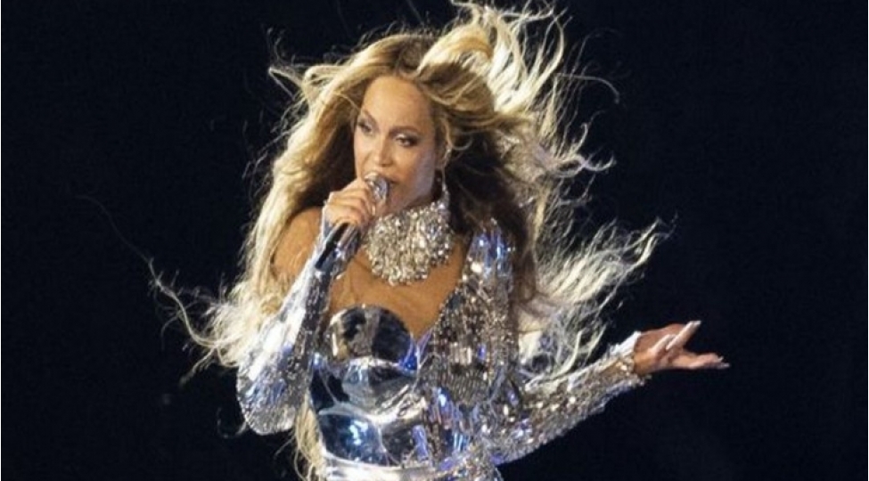 beyons-dunya-turnerinde-turk-brendinin-hazirladigi-geyimle-sehnede-foto