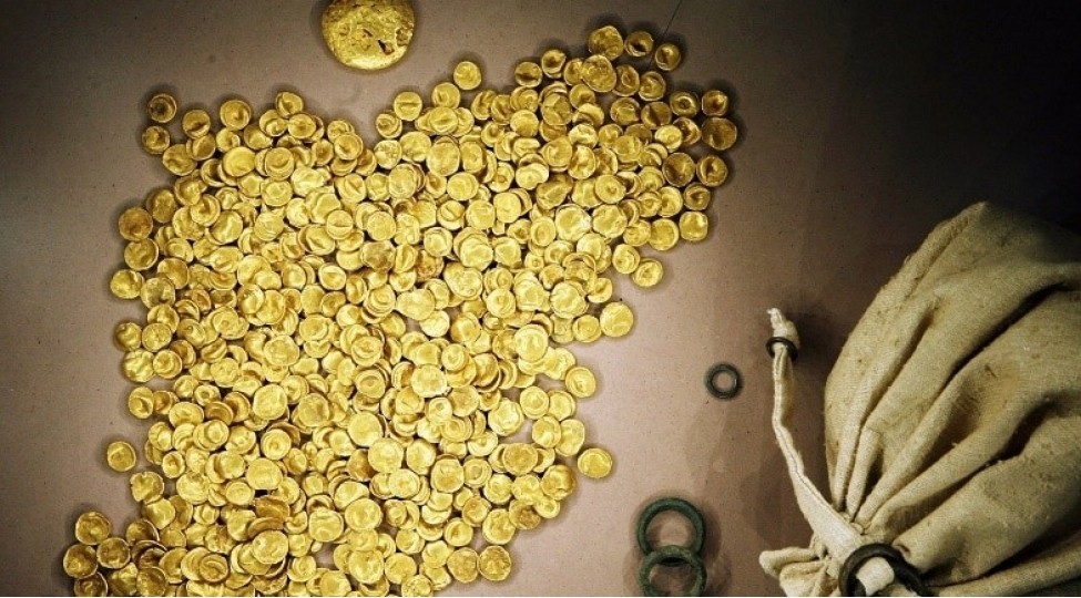 muzeyden-2000-illik-qizil-sikkeleri-ogurlayan-4-nefer-saxlanilib