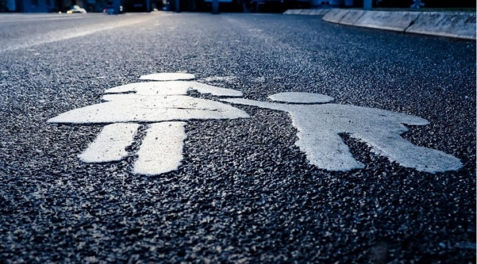 sumqayitda-ana-ve-azyashli-qizini-avtomobil-vurub