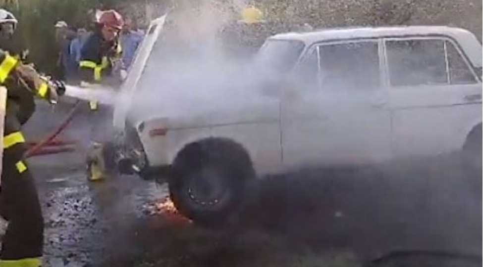 yevlaxda-avtomobil-yanib-video