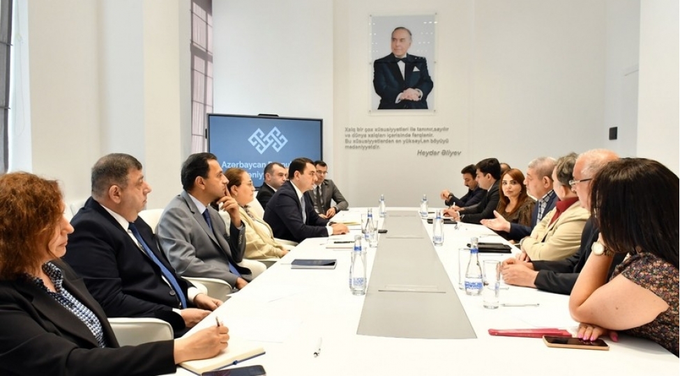 medeniyyet-naziri-ictimai-shuranin-uzvleri-ile-gorushub