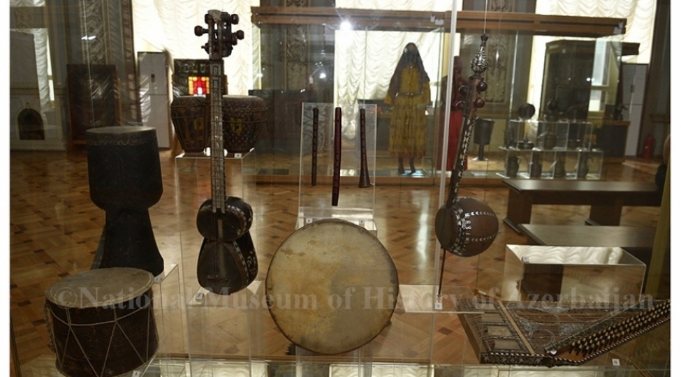tarix-muzeyinde-azerbaycanin-milli-musiqi-aletleri-numayish-olunur