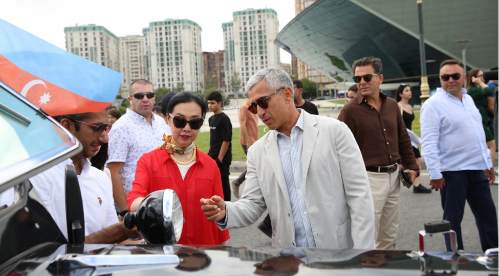 klassik-avtomobillerin-yurushu-ve-konsert-olub-foto