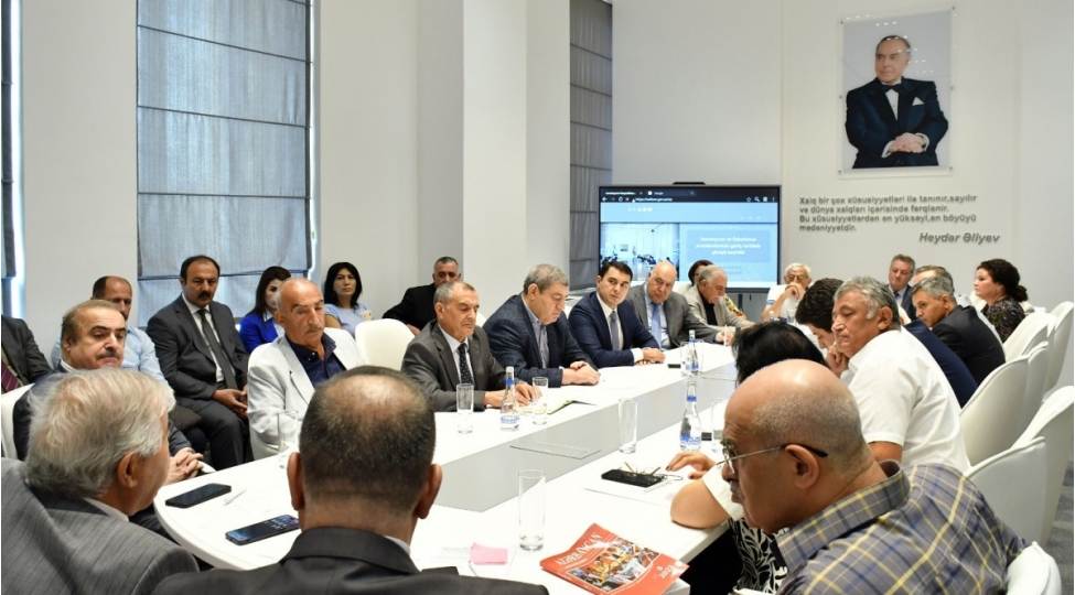 nazirlikde-azerbaycan-dili-ve-edebiyyati-forumu-ile-bagli-gorush-kechirilib