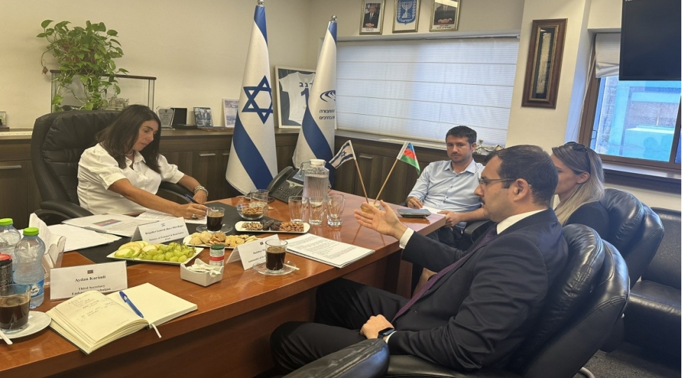 azerbaycan-sefiri-israilin-neqliyyat-naziri-ile-orta-dehlizi-muzakire-edib-foto