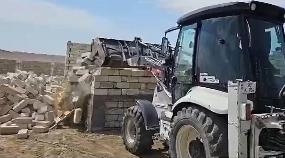 absheronda-qanunsuz-tikili-sokulub-video