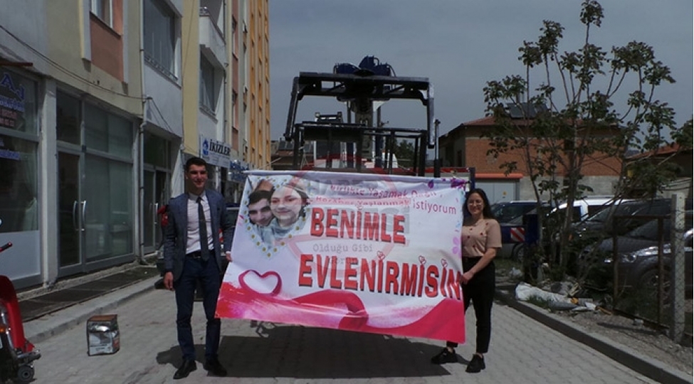 bele-evlilik-teklifi-gorulmedi-goy-uzune-chixdi-ve-foto