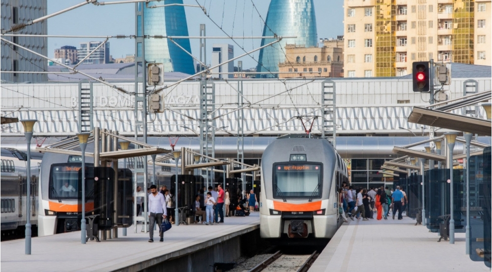 azerbaycanda-avqustda-demir-yolu-ile-sernishin-dashimalari-35-artib