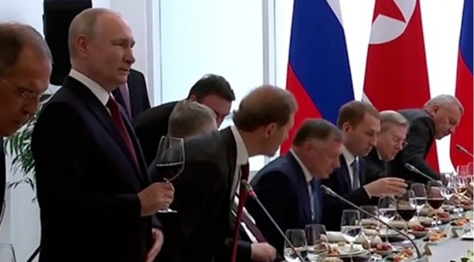putin-kim-chen-inin-sherefine-bade-qaldirdi-video