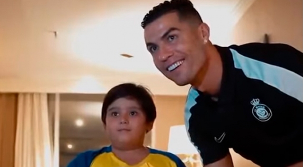 ronaldo-onu-gore-bilmediyi-uchun-aglayan-azyashli-ile-gorushdu-video