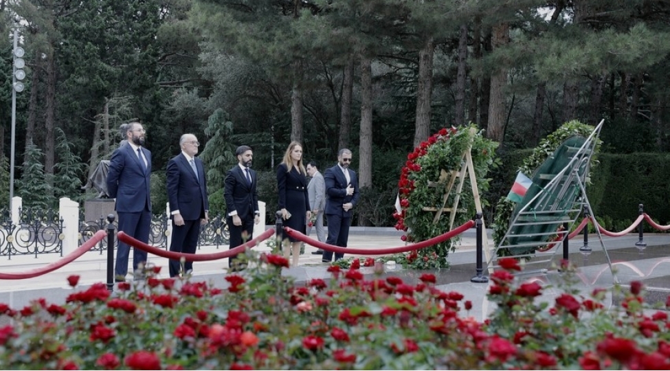 socar-in-kollektivi-fexri-xiyabani-ve-shehidler-xiyabanini-ziyaret-edib-foto