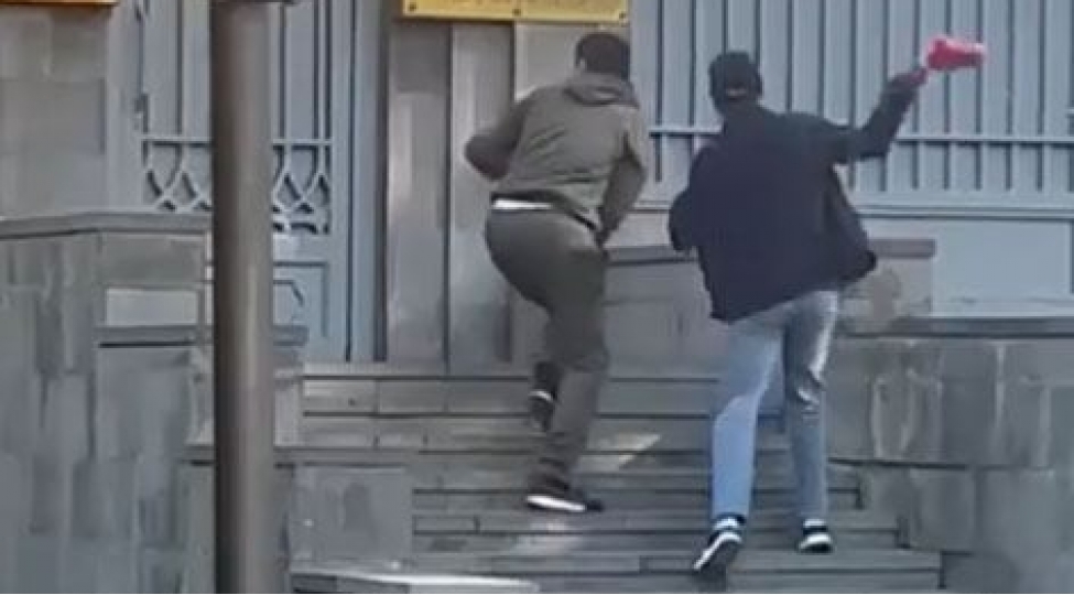 rusiyanin-irevandaki-sefirliyinin-darvazalarina-boya-tokubler-video