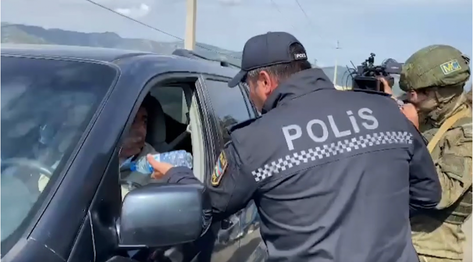 azerbaycan-polisi-tixacda-qalan-ermeniesilli-sakinlere-su-paylayib-video
