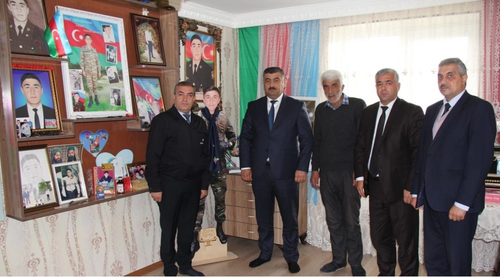 azeriqaz-emekdashlari-dashkesende-shehid-ailelerini-ziyaret-edibler-foto