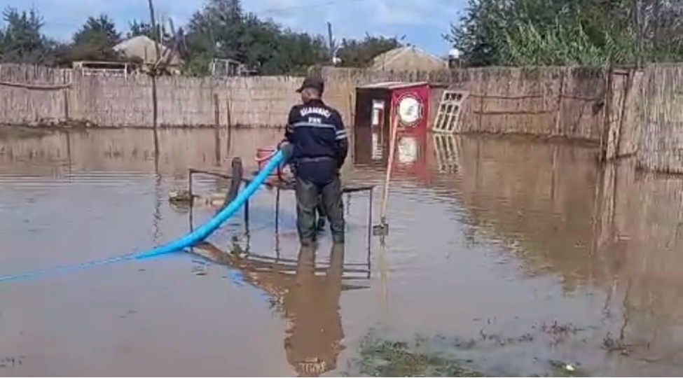 beyleqanin-ehmedli-ve-ashagi-chemenli-kendlerinde-yashayish-evlerini-su-basib