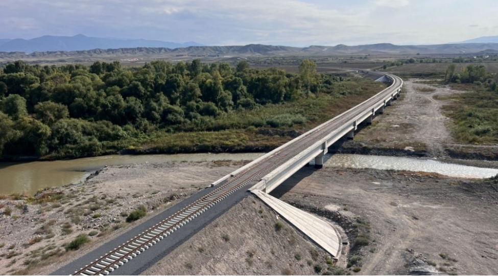 hekeri-chayi-uzerinde-tikilen-demir-yolu-korpusunde-ishler-yekunlashir