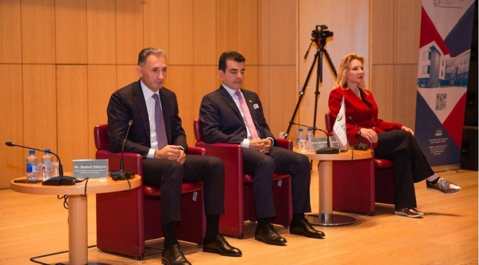 reshad-nebiyev-isesko-olkelerinden-olan-telebelerin-suallarini-cavablandirib