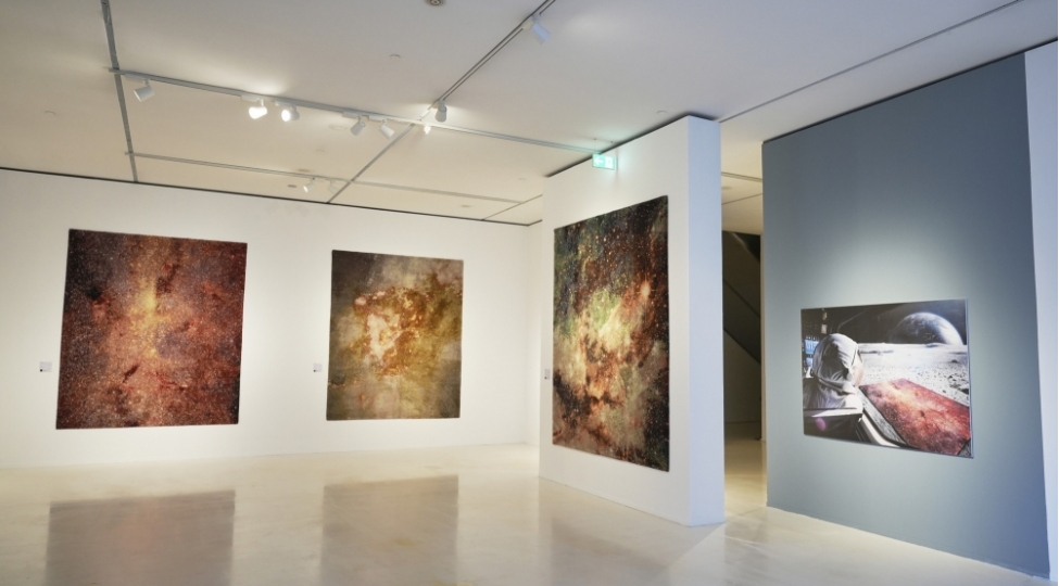 beynelxalq-astronavtika-konqresi-cherchivesinde-meshhur-xalcha-dizayneri-yan-katin-sergisi-achilib