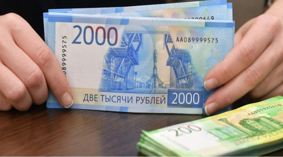 rusiyada-dollarin-mezennesi-101-rublu-otub