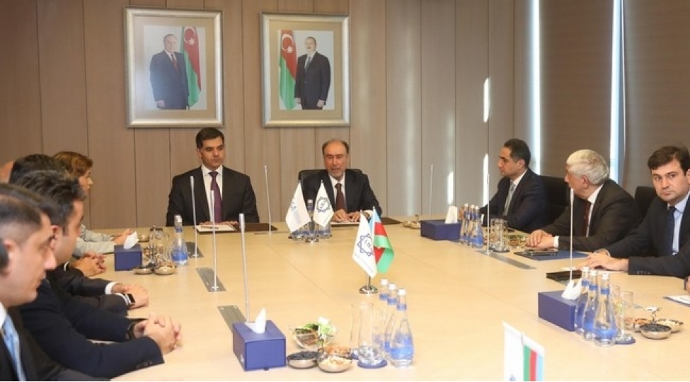 azerbaycanin-bank-ve-sigorta-sektorlari-intensiv-emekdashliga-bashlayir