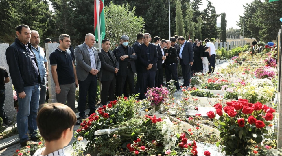 azeriqaz-rehberliyi-shehid-olan-emekdashinin-mezarini-ziyaret-edib