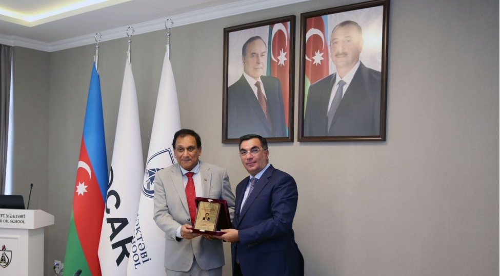 surinamli-nazir-baki-ali-neft-mektebinde-foto