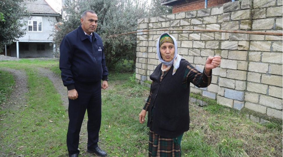 azeriqazresmileri-shehid-ailesini-ziyaret-ederek-qazla-bagli-problemini-qisa-muddetde-hell-edibler-foto