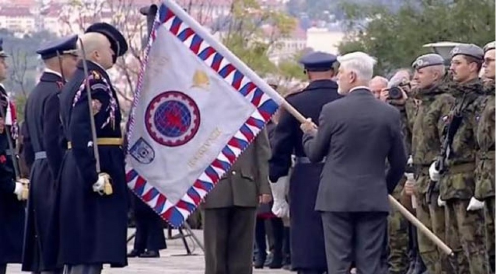 chexiya-prezidenti-bayraq-ile-herbchinin-bashina-zerbe-endirdi-video