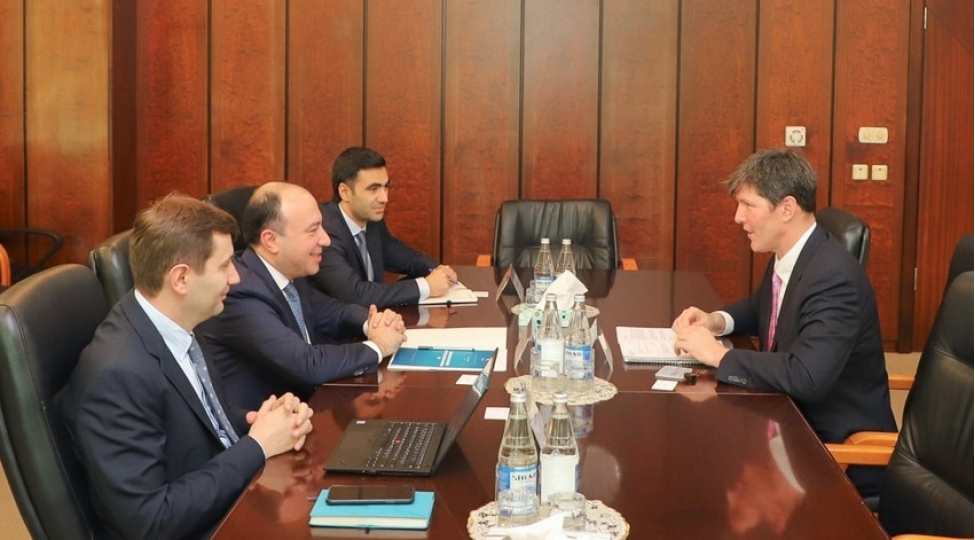 amb-ve-swift-yeni-odenish-hellerinin-teqdim-edilmesini-muzakire-edib