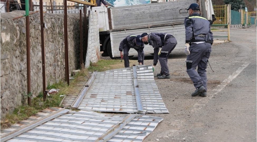 prezidentin-gosterishi-ile-vengli-kendindeki-lovhe-sokulub-video