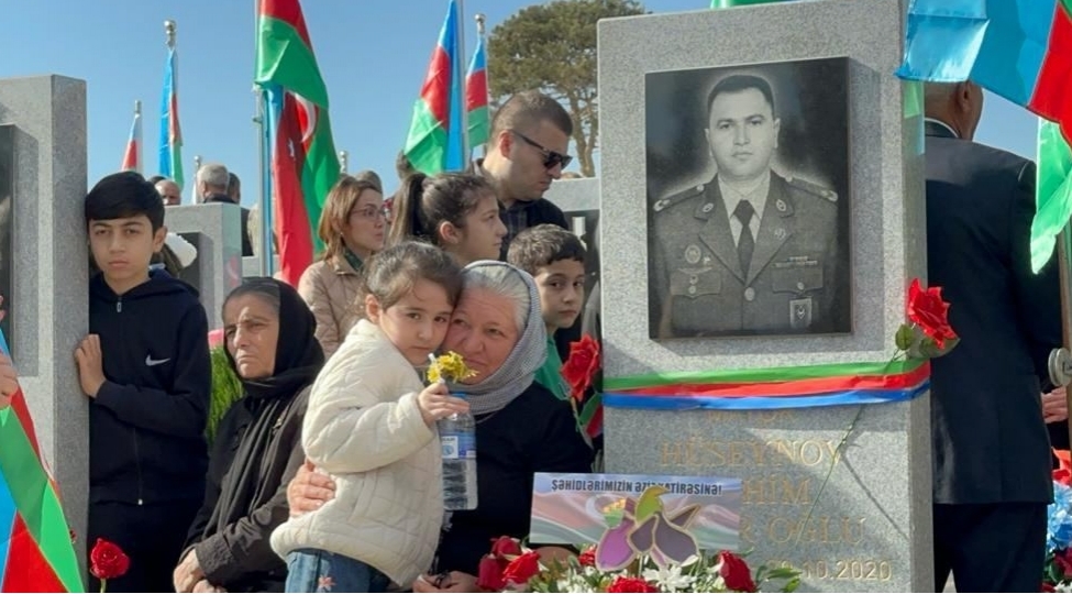 xalq-shehidlerini-ziyaret-edir-foto