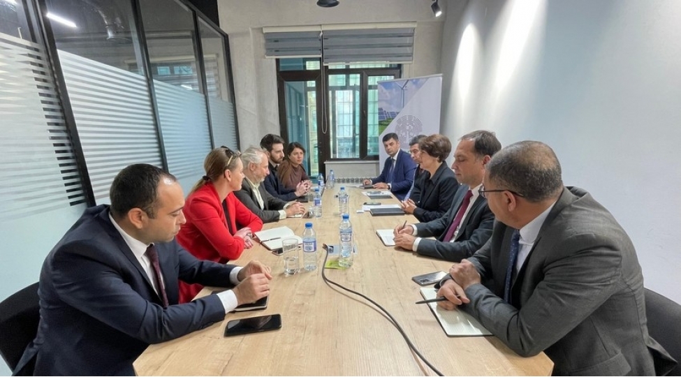 azerbaycanda-az-tullantili-elektrik-neqliyyatina-kechid-planlashdirilir