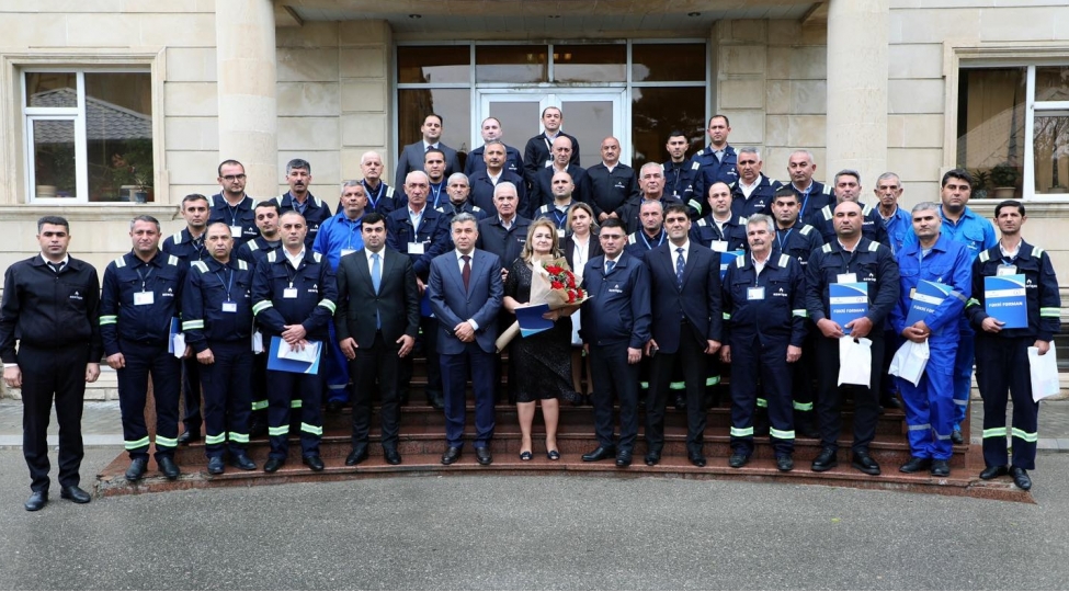 ruslan-eliyev-numunevi-emekdashlari-mukafatlandirib-foto